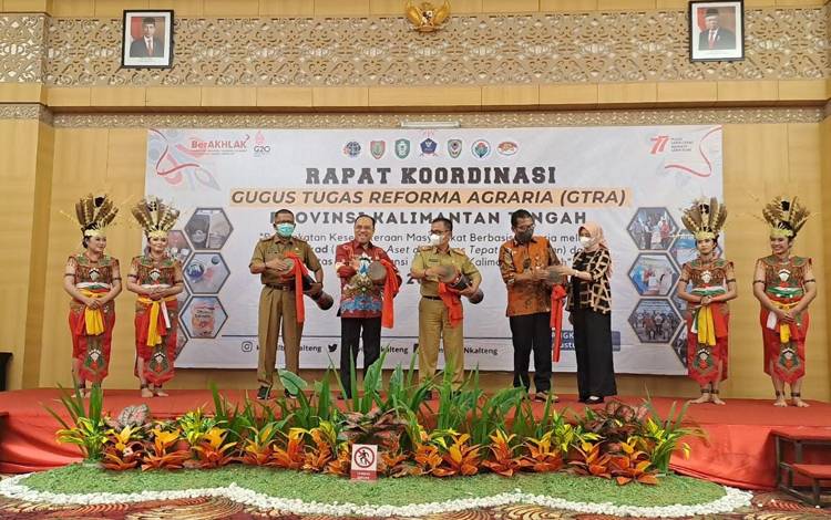 Penabuhan katambung saat kegiatan Rapat Koordinasi Gugus Tugas Reforma Agraria Provinsi Kalimantan Tengah bertempat di Hotel Aquarius. (FOTO: BIRO ADPIM KALTENG)