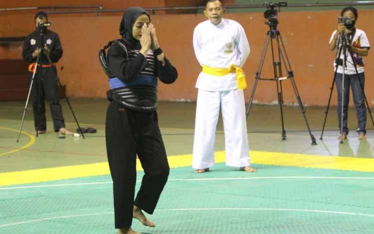 Safira Dwi Meilani yang merupakan atlet pencak silat dari Perguruan Bangau Ruyung Kudus, Jawa Tengah, saat mengikuti seleksi nasional untuk mengikuti kejuaraan dunia di Malaysia 2022. (ANTARA/HO-SDW)