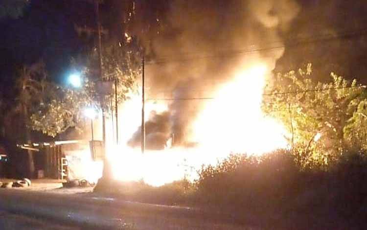 Kebakaran yang menghanguskan 4 unit bangunan di Desa Jaweten Kecamatan Dusun Timur Kabupaten Barito Timur, Kamis, 4 Agustus 2022. (FOTO: RMJ)
