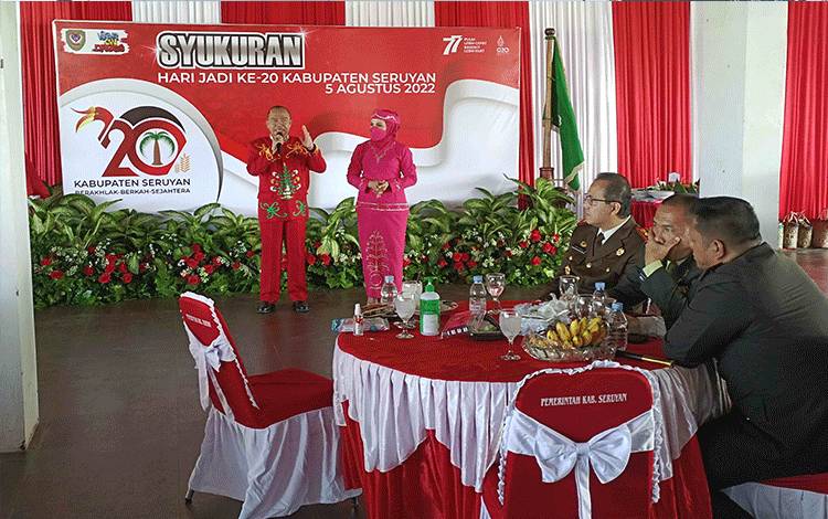 Bupati Seruyan Yulhaidir, didampingi Wakil Bupati Seruyan Iswanti saat memberikan sambutan pada syukuran Hari Jadi ke -20 Kabupaten Seruyan, Jumat, 5 Agustus 2022 (Foto: Fahrul)