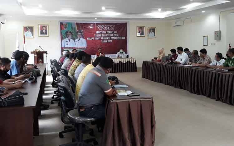 Rapat penetapan TBS Kepala Sawit periode bulan Juli 2022 di Aula Dinas Perkebunan Kalimantan Tengah (FOTO : MMC KALTENG)
