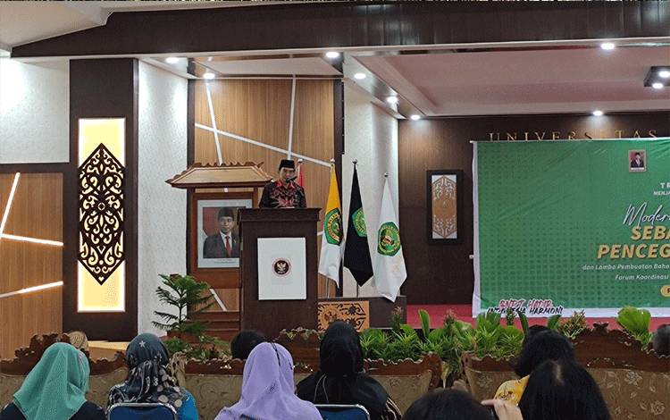 Ketua Forum Komunikasi Pencegahan Terorisme (FKPT) Provinsi Kalteng Khairil Anwar saat ToT moderasi beragama di Aula Palangka Universitas Palangka Raya. (FOTO: HERMAWAN)