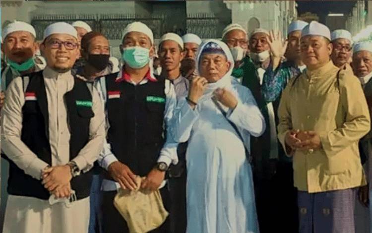  Ketua DPRD Kalteng, Wiyatno (dua dari kanan) ketika masih berada di tanah suci Makkah saat menjalankan ibadah haji. (FOTO: DOKUMENTASI PRIBADI WIYATNO)
