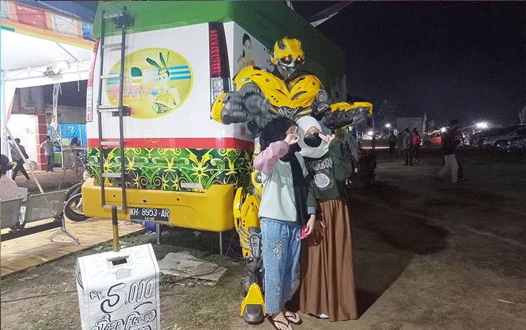 Penampilan robot fiksi Bumblebee di bazar dan pameran Expo Bartim 2022. (FOTO: BOLE MALO)