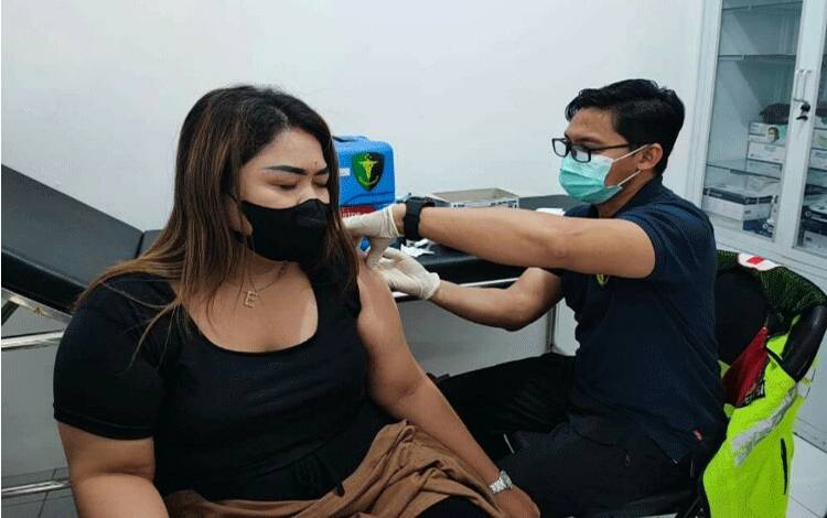 Petugas Nakes Polresta Palangka Raya saat menyuntikan vaksin covid-19 kepada masyarakat. (FOTO: AGUS)