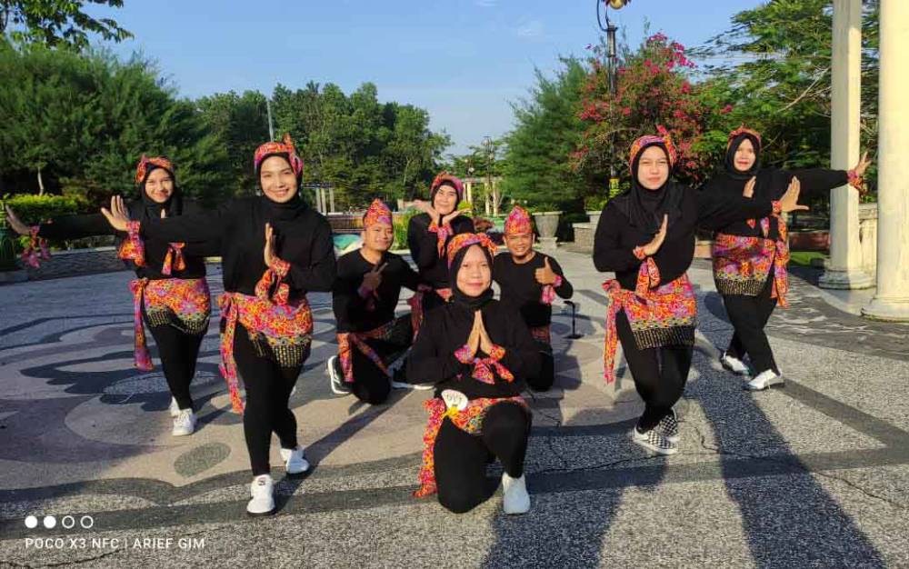 Aksi tim Borneonews yang memberikan salam penutup setelah menyelesaikan aksinya dalam Lomba Poco Poco pada ajang PT. SSMS, Tbk - CBI Group Cup 2022 yang digelar di Taman Kota Manis, kawasan Bundaran Pancasila, Pangkalan Bun, Kabupaten Kobar, Sabtu, 6 Agustus 2022