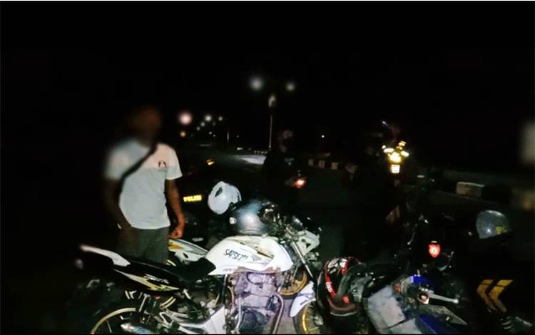 Polisi amankan 6 motor yang digunakan pemuda dalam aksi balap liar, Sabtu dini hari, 6 Agustus 2022. (FOTO : PARLIN TAMBUNAN)