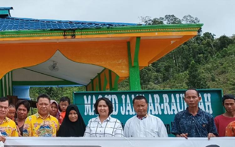 Anggota DPRD Kabupaten Gunung Mas, Iceu Purnamasari (tengah) bersama dengan Ketua RKM Ar-Raudhah Baharuddin dan jemaah Masjid Ar-Raudhah Kurun. (FOTO: RISKA YULYANA)