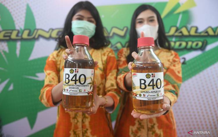 Dua pegawai menunjukkan bahan bakar B40 usai uji jalan kendaraan B40 di Jakarta, Rabu (27/7/2022). . ANTARA FOTO/Akbar Nugroho Gumay/wsj.