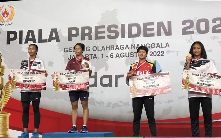 Pengprov PBSI Sumatera Utara menyabet satu-satunya medali Piala Presiden 2022 lewat kemenangan tunggal putri remaja U-17, Ni Kadek Dhinda Amartya Pratiwi (kedua dari kanan) di GOR Nanggala Cijantung, Jakarta, Sabtu. (Antaranews/Roy Rosa Bachtiar)