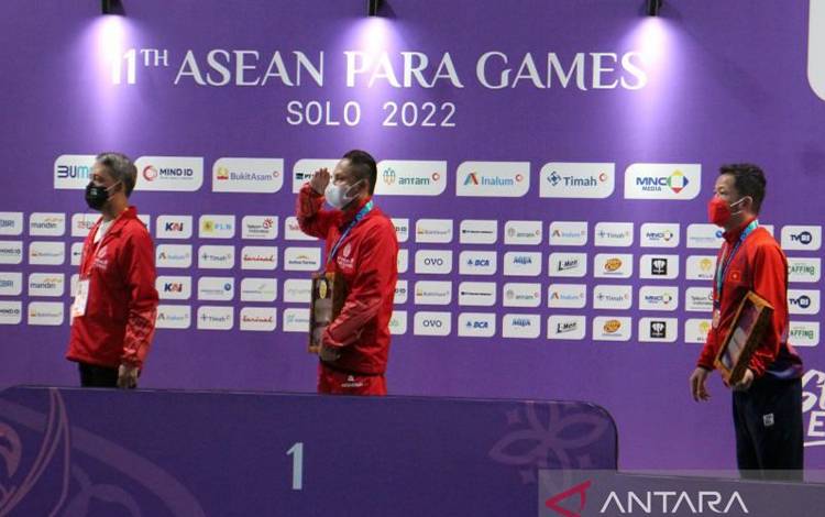 Atlet tenis meja Indonesia Muhammad Rian P (tengah) saat menghormat Bendera Merah Putih usai acara menyerahan medali emas kelas TT8 single putra di Solo Techno Park Surakarta, pada Jumat (5/8/2022). ANTARA/Bambang Dwi Marwoto