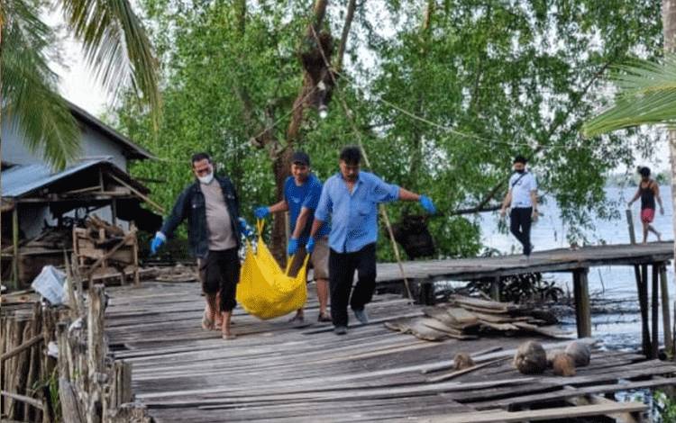 Sejumlah warga dan petugas kepolisian saat melakukan evakuasi korban tewas di atas perahu kelotok, di sekitar Muara Sungai Mentaya, Sabtu, 6 Agustus 2022.