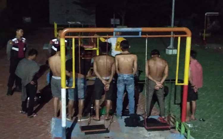 Tujuh pemuda yang diamankan petugas gabungan Polres dan Satpol PP Barito Timur saat sedang pesta miras jenis tuak, Sabtu, 6 Agustus 2022. (FOTO: BOLE MALO)