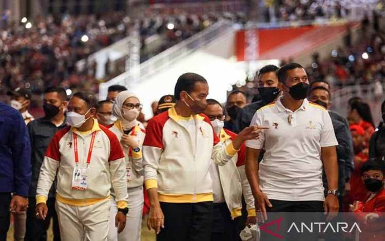Presiden Joko Widodo (tengah) didampingi Menpora Zainudin Amali (kiri) dalam acara Closing Ceremony APG 2022, di Stadion Manahan Solo, Sabtu (6/8/2022) malam. ANTARA/HO--dokumen Media Center NPC Indonesia.