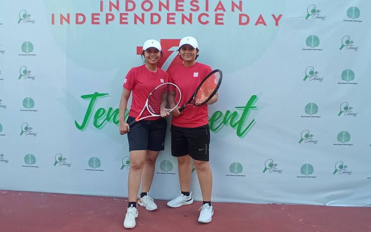 Ratna Ayu Nandaretta dan Ellyzabeth Natalia, pemenang pertandingan tenis kelas ganda putri dalam ajang PT. SSMS, Tbk - CBI Group Cup 2022