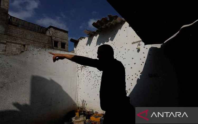 Seorang warga Palestina melihat rumah yang hancur oleh serangan udara Palestina di Kota Gaza, Sabtu (6/8/2022). Serangan udara Israel tersebut menewaskan lebih dari 15 orang, termasuk seorang militan senior dan melukai 40 lainnya. ANTARA FOTO/REUTERS/Mohammed Salem/rwa
