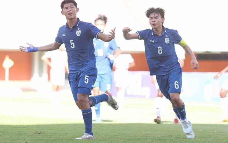 Pemain tim nasional U-16 Thailand Jirapol Saelio (kiri, nomor 5), merayakan gol yang dilesakkannya ke gawang Timor Lesta pada laga terakhir Grup B Piala AFF U-16 2022 di Stadion Maguwoharjo, Sleman, Minggu (7/8/2022). Thailand memenangkan pertandingan itu dengan skor 4-1 yang membuat mereka lolos ke semifinal. (ANTARA/HO/AFF)