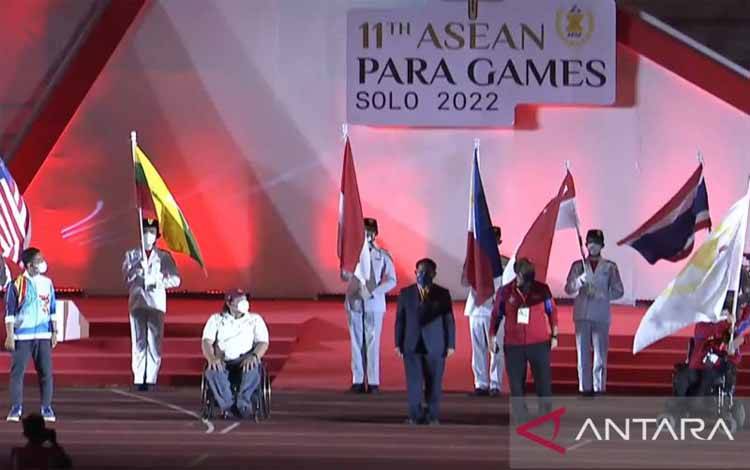  Sekretaris Jenderal National Paralympic Committee Kamboja H.e. Yi Veasna saat menerima penyerahan bendera ASEAN Para Sports Federation (APSF) dari Indonesia ASEAN Para Games Organizing Committee (INASPOC), Sabtu (6/8/2022). (ANTARA/Asep Firmansyah/Youtube-APSF TV)