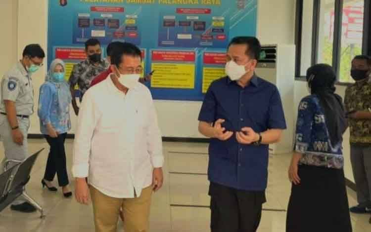 Dirjen Bina Keuda Kemendagri RI, Agus Fathoni (baju biru tua) ketika berkunjung ke Samsat Palangka Raya. (FOTO: IST/SETDA KALTENG)
