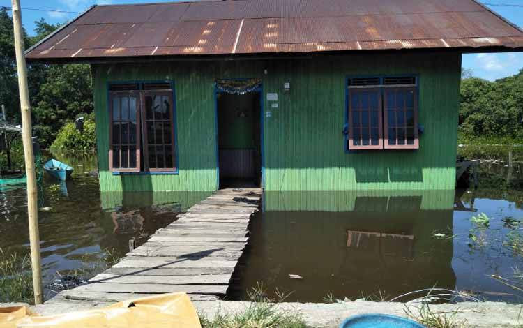 Kondisi banjir di Katingan kini bergeser ke bagian hilir,  tampak rumah di Kelurahan Kasongan Baru Kecamatan Katingan Hilir mulai digenangi banjir, Selasa 9 Agustus 2022