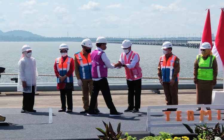 Presiden Joko Widodo (empat kiri) bersalaman dengan Menteri Perhubungan Budi Karya Sumadi saat meresmikan Terminal Kijing Pelabuhan Pontianak di Kabupaten Mempawah Kalimantan Barat, pada Selasa (9/8/2022). (Adimas Raditya)