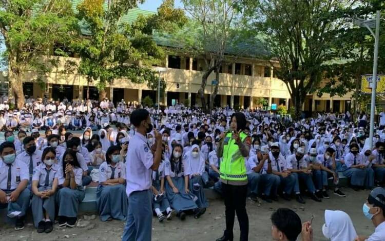 Polwan dari Satlantas Polda Kalteng memberikan wawasan dan arahan kepada siswa dan siswi SMPN 7 Palangka Raya.(FOTO: IST/HUMAS POLDA KALTENG)