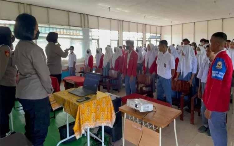 Personel Polwan Polres Kapuas saat berikan sosialisasi kepada siswa SMA. (FOTO: POLRES KAPUAS)