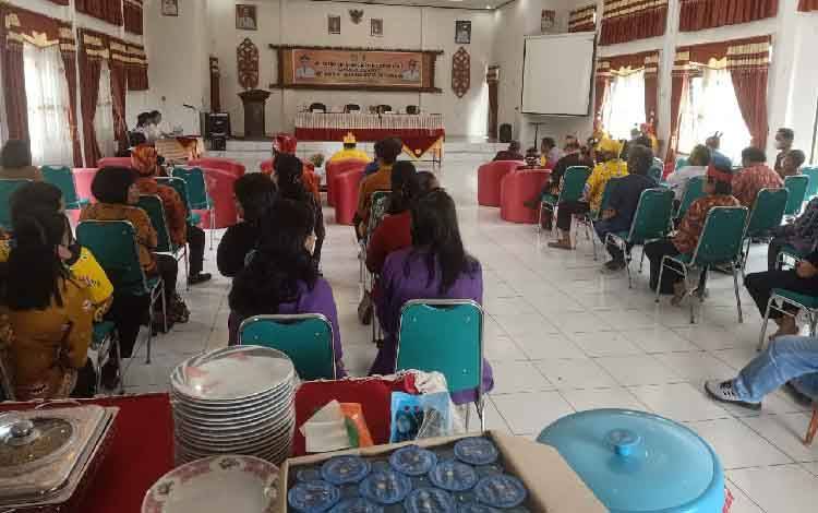 Pelantikan  damang kepala adat Kecamatan Tewah Periode 2022-2028 yang dilaksanakan di Aula Kecamatan Tewah, Kabupaten Gunung Mas, pada Senin 8 Agustus 2022 lalu.  (FOTO: PENDIM 1016) 