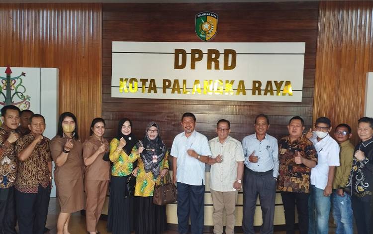 Staf Ahli DPRD Palangka Raya saat menerima Kunker DPRD Tapin, Selasa, 9 Juli 2022. (FOTO: HENDRI)