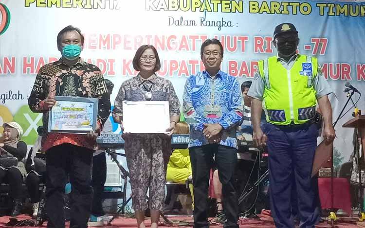 Sekda Barito Timur Panahan Moetar foto bersama pemenang untuk kategori pelayanan usai menyerahkan hadiah. (FOTO: BOLE MALO)