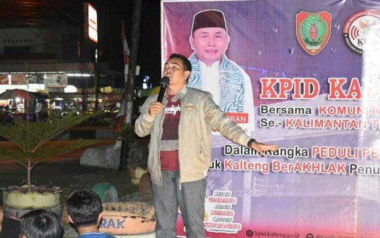 Ketua KPID Kalteng Ilham Busra saat memberikan arahannya kepada generasi milenial. (FOTO : IST/KPID Kalteng)