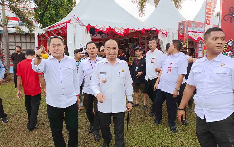 Bupati Seruyan Yulhaidir, mengunjungi stand-stand pada pelaksanaan pameran pembangunan dan pasar rakyat di kawasan Stadion Mini Gagah Lurus Kuala Pembuang, Rabu, 10 Agustus 2022 sore (FOTO: FAHRUL)