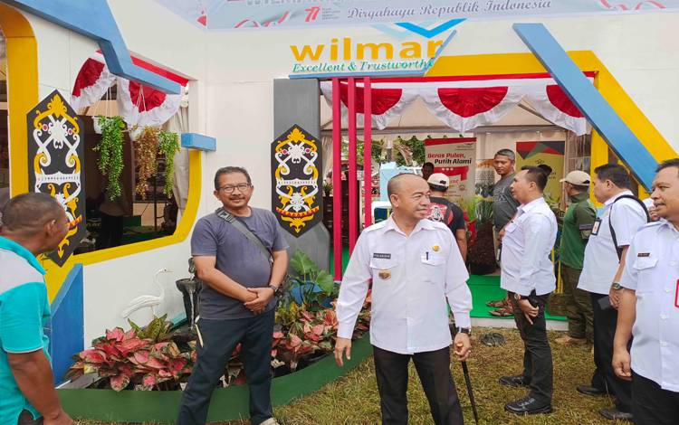 Bupati Seruyan Yulhaidir saat berada di depan stand salah satu Perusahaan Besar Swasta yang mengikuti kegiatan pameran di Seruyan Expo 2022. (Foto: Fahrul)