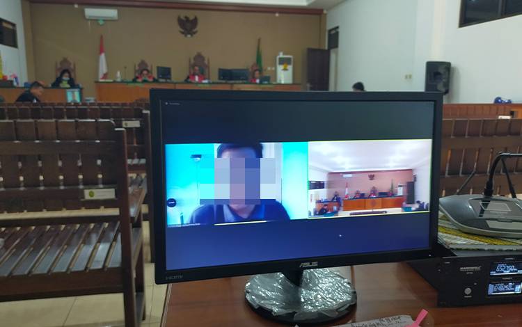 Terdakwa Bidu A Kamis saat menjalani sidang putusan secara virtual di Pengadilan Tipikor Palangka Raya, Kamis, 11 Agustus 2022. (FOTO: APRIANDO)