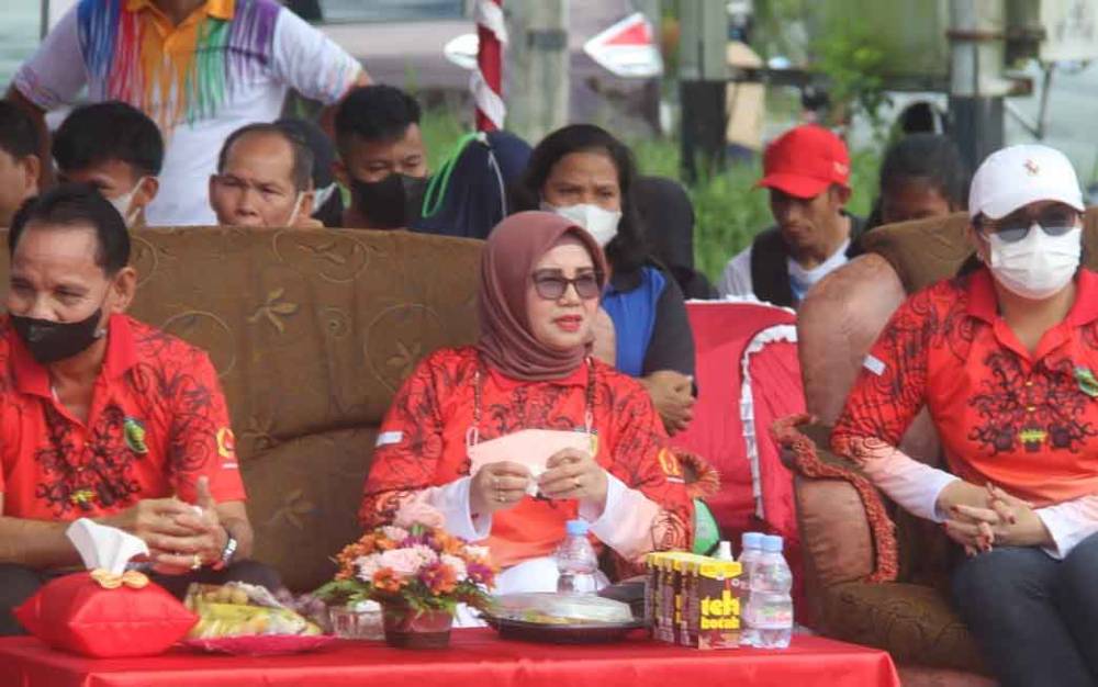 Wakil Ketua I Komisi C DPRD Kota Palangka Raya Ruselita (tengah) saat hadir dalam kegiatan KONI. (FOTO: RUSELITA untuk BN)