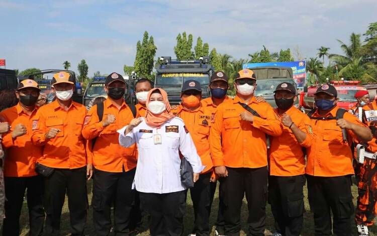 Kepala BPBD Kota Palangka Raya saat foto bersama anggotanya usai melaksanakan apel gabungan siaga karhutla. (FOTO : BPBD KOTA PALANGKA RAYA)