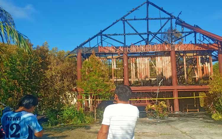 Rumah Betang milik Pemerintah Kabupaten Barito Utara di Jalan Sisingamangaraja 6 pasca kebakaran, Jumat 12 Agustus 2022. (FOTO : PARLIN TAMBUNAN)
