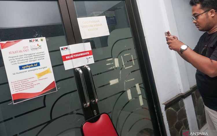 eorang wartawan memotret pintu salah satu ruangan Dinas Kominfo Kabupaten Pemalang yang telah disegel oleh KPK di Pemda Kabupaten Pemalang, Jawa Tengah, Kamis (11-8-2022). ANTARA FOTO/Harviyan Perdana Putra/tom.