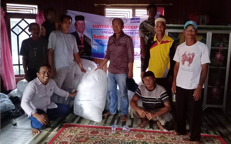 Anggota DPR RI Bambang Purwanto saat menyerahkan bantuan alat tangkap berupa jaring millenium serta kelengkapan lainnya,kepada kelompok nelayan Samudra 2 Desa Tanjung Putri. (FOTO : BAMBANG PURWANTO)