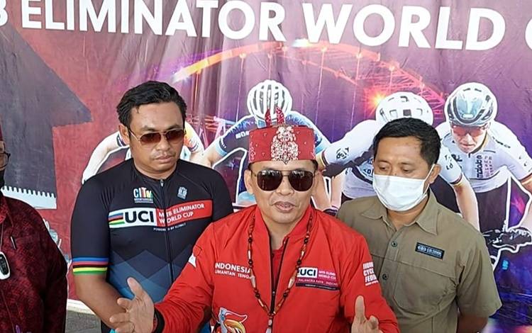 Ketua OC UCI MTB H Agustiar Sabran didampingi Sekretaris Rahmat Nasution Hamka, Koordinator Perlengkapan Sigit Widodo dan H Hasanudin. (FOTO: ISTIMEWA)