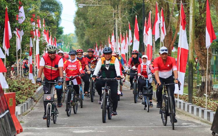 Kapolda Kalteng Irjen Pol Nanang Avianto (kanan) dan lainnya mengikuti sepeda santai menyambut HUT ke-77 Kemerdekaan RI, Jumat, 12 Agustus 2022. (FOTO: PARLIN TAMBUNAN)