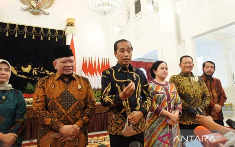 Presiden Joko Widodo memberikan keterangan kepada wartawan di Jakarta, Jumat (12/8/2022). (ANTARA/Indra Arief Pribadi)
