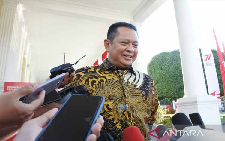 Ketua MPR Bambang Soesatyo di lingkungan istana kepresidenan Jakarta, Jumat (12/8/2022). ANTARA/Indra Arief Pribadi