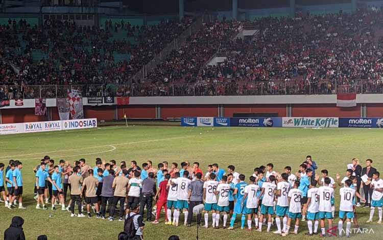 Tim nasional U-16 Indonesia (seragam putih-hijau) membentuk barisan penghormatan (guard of honor) kepada Vietnam sesaat sebelum pengalungan medali "runner up" Piala AFF U-16 2022 di Stadion Maguwoharjo, Sleman, Yogyakarta, Jumat (12/8/2022). Turnamen itu dijuarai oleh Indonesia yang menundukkan Vietnam dengan skor 1-0 pada laga final. ANTARA/Michael Siahaan