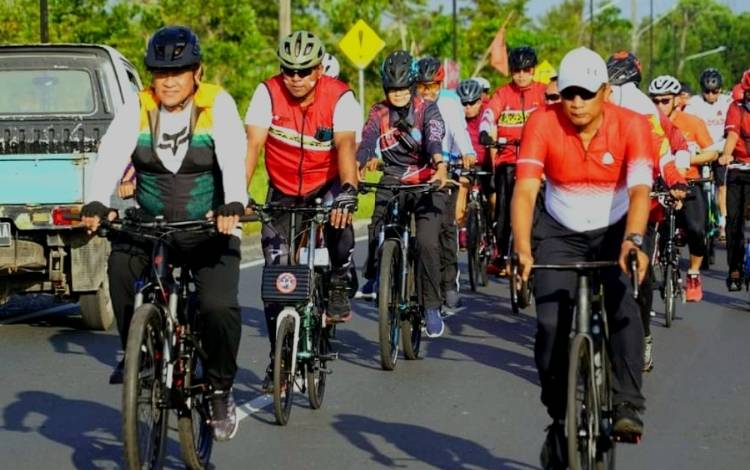 Wakil Gubernur Kalteng, Edy Pratowo (kiri) saat mengikuti kegiatan sepeda santai merah putih berkah yang digelar Makorem 102/Pjg Palangka Raya. (FOTO: IST/SETDA KALTENG/B-6)