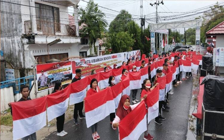 Warga lingkungan RT 001/RW XIII, Jalan Yogyakarta, Kelurahan Menteng, Kecamatan Jekan Raya, Kota Palangka Raya, mendukung gerakan pembagian satu juta bendera Merah Putih di Palangka Raya. (FOTO: IST)