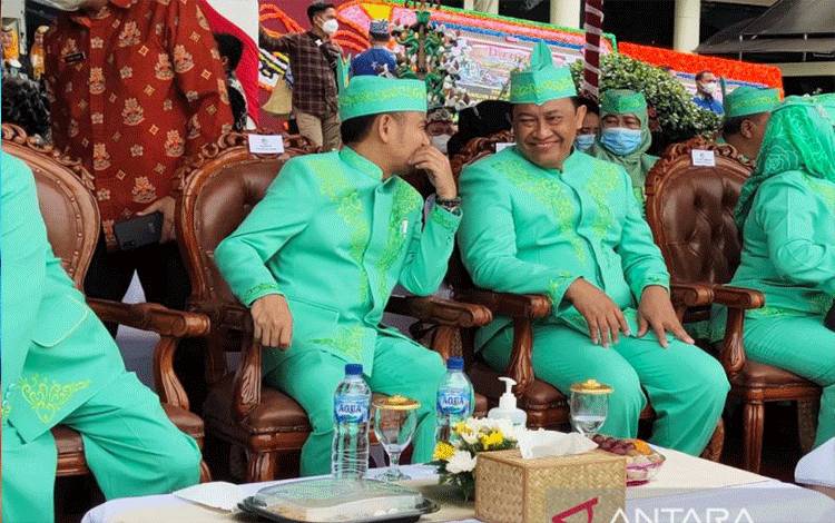 Wakil Gubernur Kalimantan Tengah Edy Pratowo (kanan) bersama Wali Kota Palangka Raya Fairid Naparin. (ANTARA/Rendhik Andika)