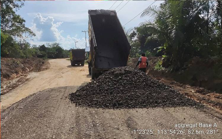 Jalan di Desa Tumbang Empas Kecamatan Mihing Raya Kabupaten Gunung Mas sedang dalam proses perbaikan oleh DPU setempat. (FOTO: Dinas PU Kabupaten Gunung Mas)