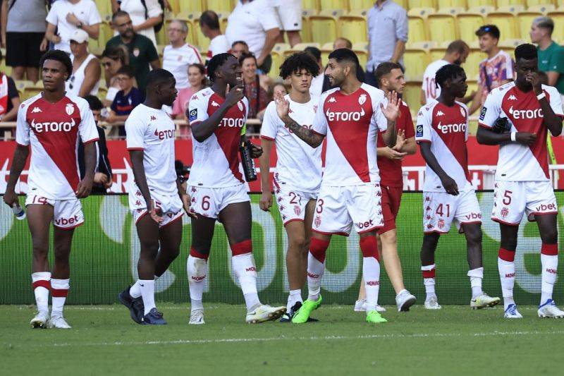 Para pemain AS Monaco pada akhir pertandingan AS Monaco melawan Stade Rennais FC di Stadion Louis II di Monako, 13 Agustus 2022. (AFP/VALERY HACHE)