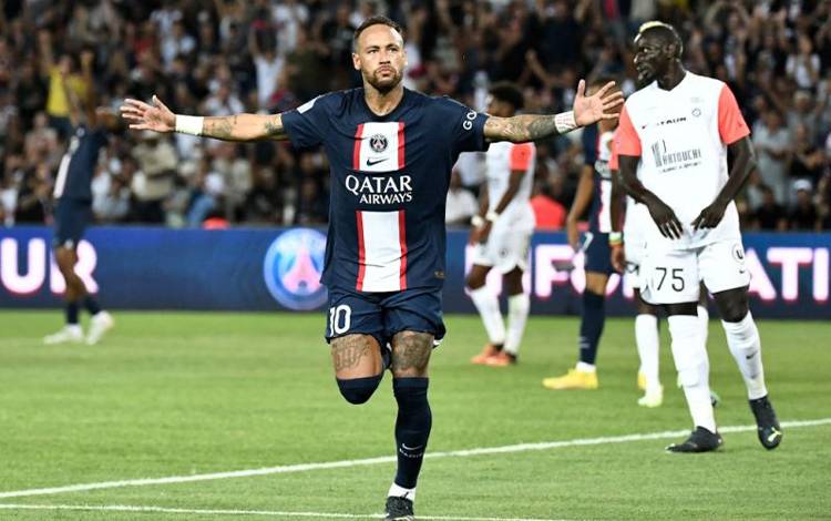 Pemain Paris Saint-Germain Neymar merayakan golnya ketika PSG menang 5-2 atas Montpellier Herault SC dalam pertandingan Liga Prancis di Parc des Princes Stadium di Paris pada 13 Agustus 2022. (AFP/STEPHANE DE SAKUTIN)